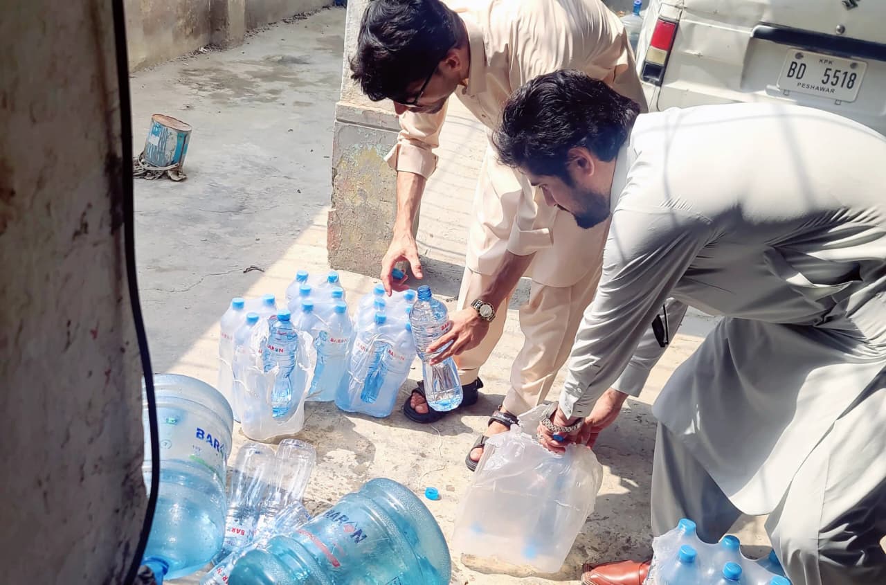 300 لیٹر غیر معیاری منرل واٹر موقع پر ہی تلف کر دیا گیا